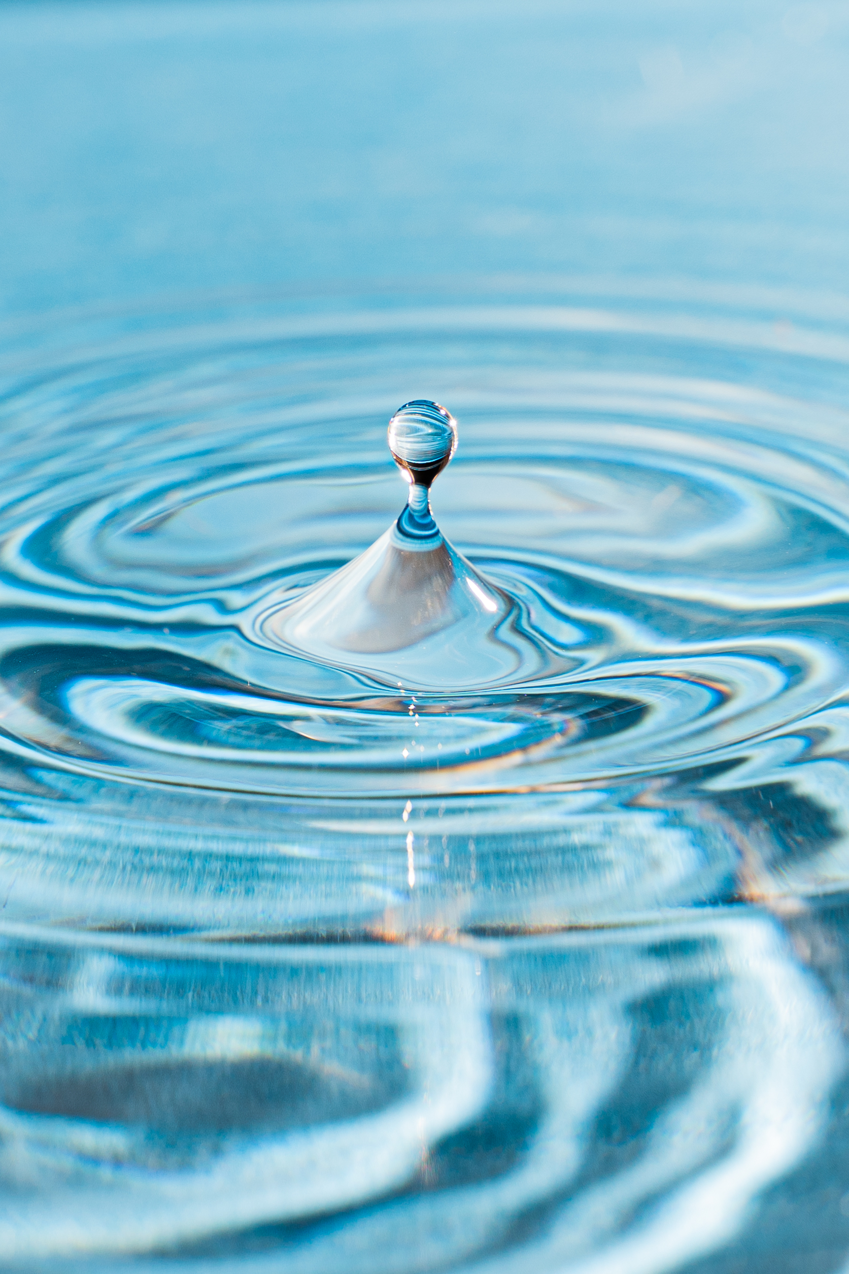Ruhige Wasseroberfläche als Sinnbild für innere Klarheit